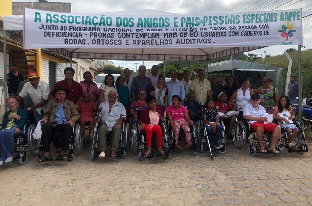 AAPPE entrega cadeiras de rodas e aparelhos auditivos para moradores do Sertão alagoano